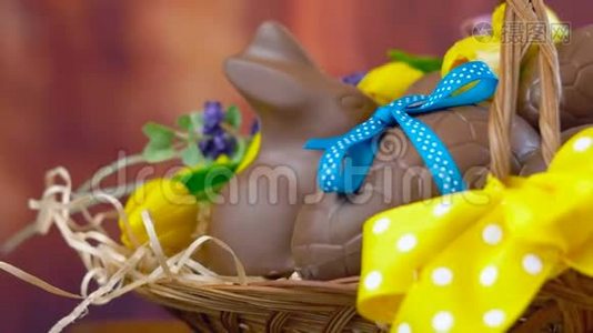 快乐的复活节篮子巧克力蛋和兔子在大篮子，娃娃。视频