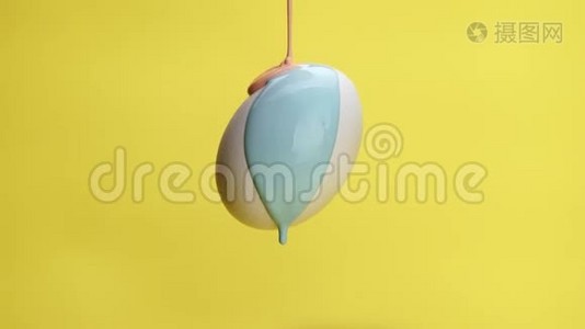 蓝色和粉红色的油漆在空气中的鸡蛋上流动视频