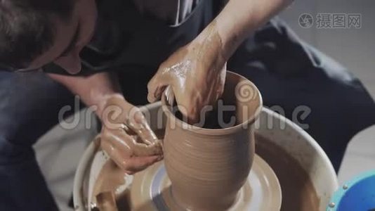 人类在陶工车床上制造产品. 双手用粘土制造罐子视频