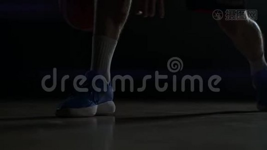 在黑暗的房间里，篮球运动员在缓慢运动的烟雾特写中跳舞视频