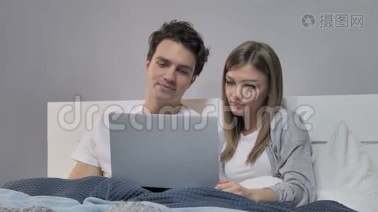 快乐青年夫妇在床上上网聊天视频