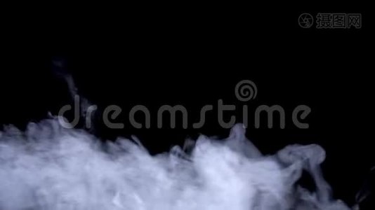 现实烟雾对黑色背景覆盖效果。 实时4K..视频