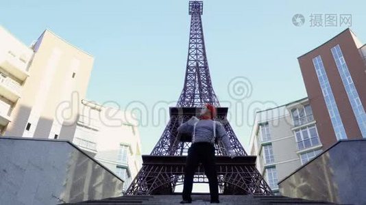 身着红色短裙的哑剧在埃菲尔铁塔背景下展现出滑稽的场景视频