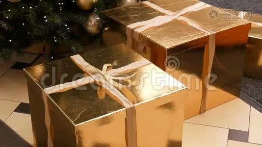 大型礼盒，赠送商场圣诞树下金色.. 圣诞节和新年`礼物装饰。 礼品视频