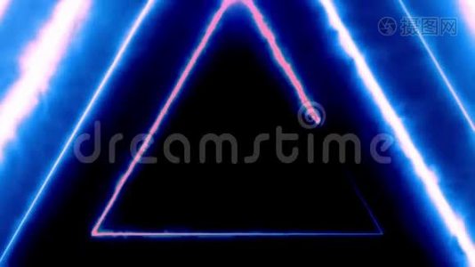 霓虹灯在无边无际的发光旋转霓虹灯三角形中飞舞，创造了一条隧道，蓝色的红粉紫色光谱视频