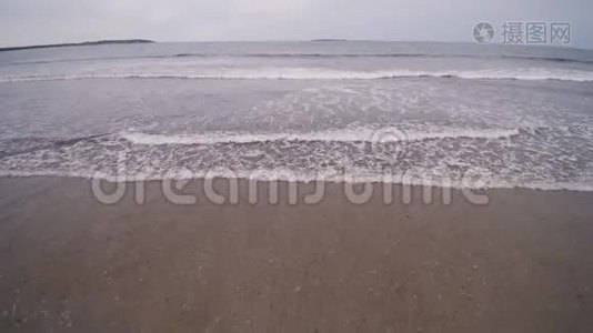 美丽的4K海滩空中鸟瞰海浪从上面拍打`空海滩视频