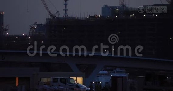 在东京建造中的起重机在夜间大开炮视频