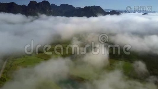 云彩挂在山顶，覆盖绿色的山谷视频