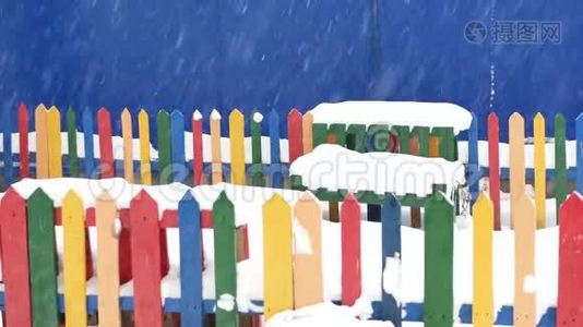 儿童游乐场冬季大雪视频