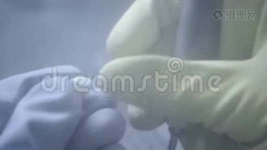 牙科技师在牙科实验室使用砂光机抛光人造陶瓷牙齿。 专业人士戴手套，手提视频