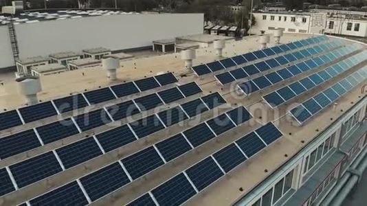 太阳能电池板安装在商业建筑屋顶上。视频