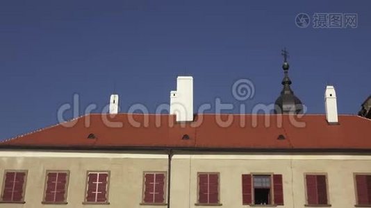 古老的历史建筑屋顶，有烟囱和窗户。视频