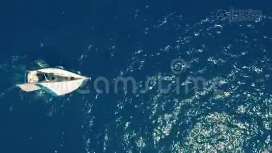 在海洋中的帆船。 白色帆船在无边无际的海洋中间。 空中观景。视频