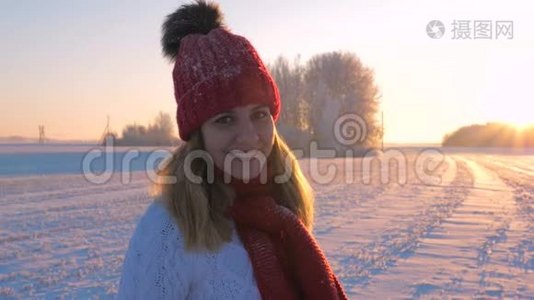 冬日霜冻夕阳暖暖中的美女写真慢动作4K视频