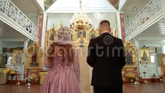 基督教教堂里年轻人的婚礼视频