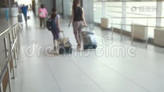 带着手提箱前往国际机场的家庭旅客的后景视频