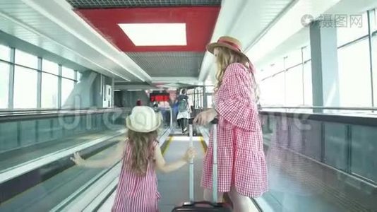 母亲和小女儿牵着手走到机场候车室后景视频