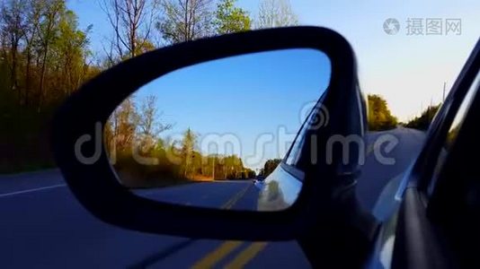 白天驾驶农村道路侧镜。 司机视角POV下视侧视镜沿乡村视频