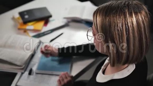 特写女生或学生在黑板上写`教育`的单词.. 她`在做作业。视频