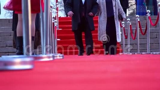 奢华的节日用红地毯，两个人正走着，近在眼前视频