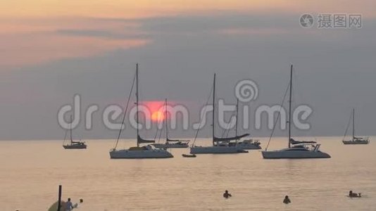 日落时带帆船游艇的热带海滩。 泰国普吉岛视频
