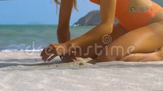 侧视女孩发现比特币在沙滩对抗海洋视频