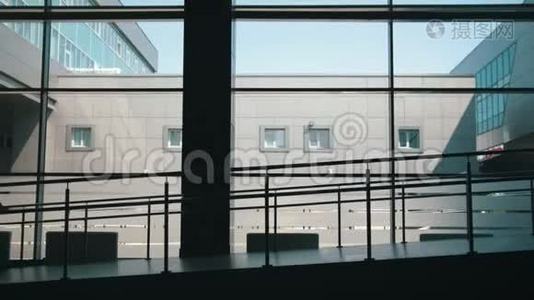 母亲和小女儿的剪影，在大窗户的背景下走下机场的大门视频