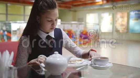 孤独饥饿的女学生休息时在学校食堂吃饭。视频