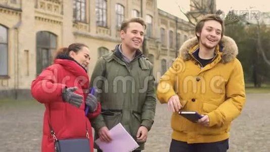 学生们在大学附近遇见他们的朋友视频