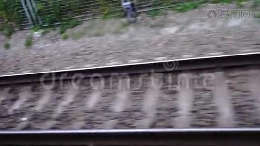 铁路铁轨。 从火车窗口观看视频