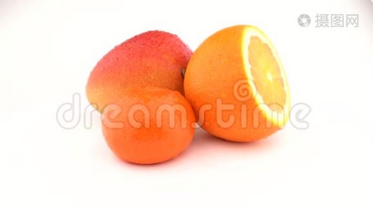 芒果，橙果和柑果在白色背景上旋转.. 孤立无援。 快关门。视频