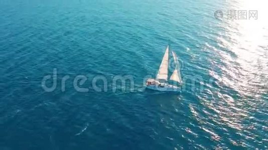在海洋中的帆船。 白色帆船在无边无际的海洋中间。 空中观景。视频