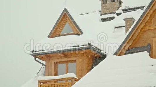 一个木制高地人`房子和降雪的景色视频
