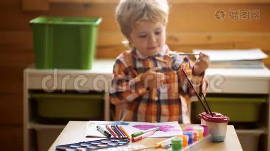 儿童创造力教育理念，儿童学习艺术。 学龄前儿童在日托中心用五颜六色的视频