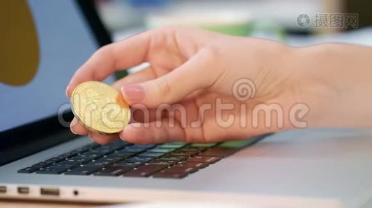 手拿金币的女人手拿着金币在笔记本电脑附近视频