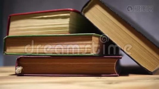 旧木桌上的书。视频