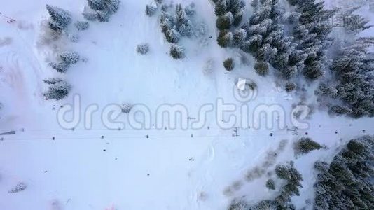 滑雪场雪山滑雪台上的空中观景滑雪者和滑雪板。视频