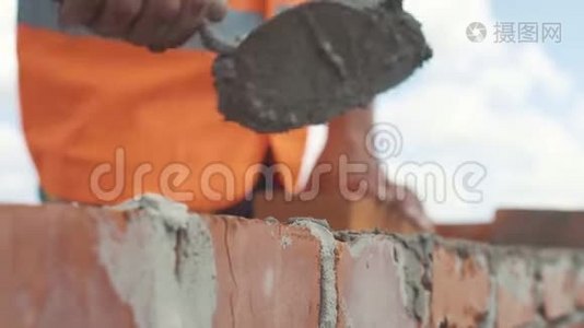 砌砖工人手工砌筑墙体视频