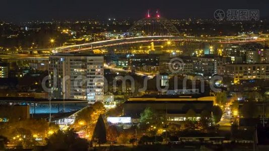 俄勒冈州波特兰市中心城区夜间高速公路交通的长时间曝光光图视频