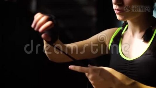 贴身平底锅适合女性，用绷带包裹双手，准备拳击训练慢动作视频