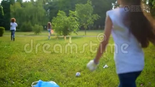 精力充沛的青年志愿者在公园里跑，一边清理垃圾视频