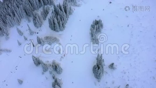 滑雪场雪山滑雪台上的空中观景滑雪者和滑雪板。视频