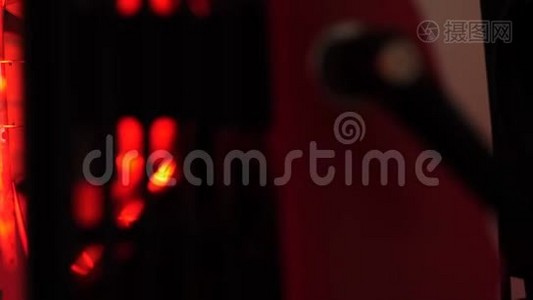 喷漆或陶瓷车身后烘干机器的红色灯具视频