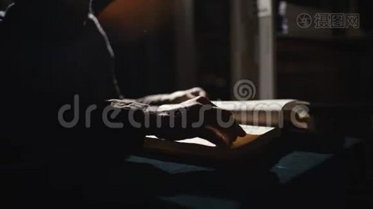 蒙克在黑暗中读一本旧书视频