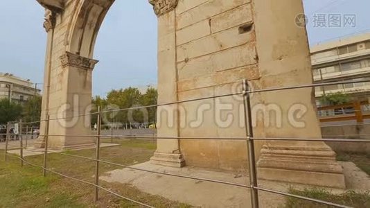 希腊雅典古老的纪念门。 哈德良拱门，观光之旅视频