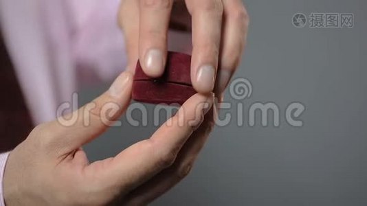 男人把订婚戒指送给心爱的人，女人拿着礼物亲吻男人视频