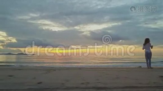 男子慢跑在沙滩上对抗海上的金色日出视频