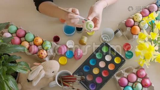 艺术家的手在鸡蛋上画，俯视图视频