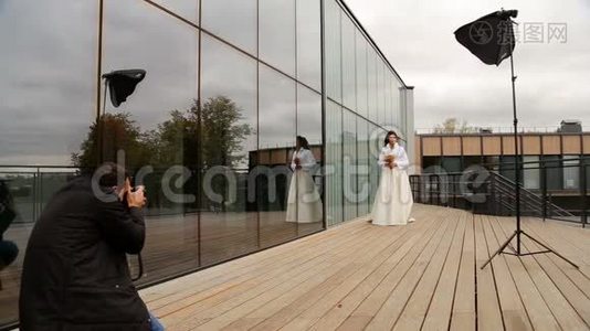 新娘向摄影师摆姿势视频