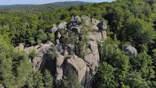 空中飞行。 在茂密的山林中，岩石得到了极大的缓解视频